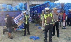 Satlantas Polres Pamekasan edukasi sopir truk angkutan garam di Pademawu