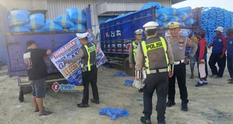 Satlantas Polres Pamekasan edukasi sopir truk angkutan garam di Pademawu