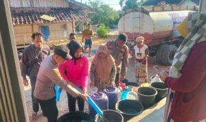 Bantu Warga Terdampak Kekeringan Ekstrim, Polsek Robatal Salurkan Air Bersih