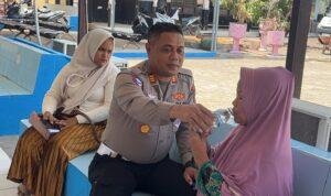AKP Sulaiman Kasat Lantas Polres Sampang Menunjukan Kepada Masyarakat (Mam)