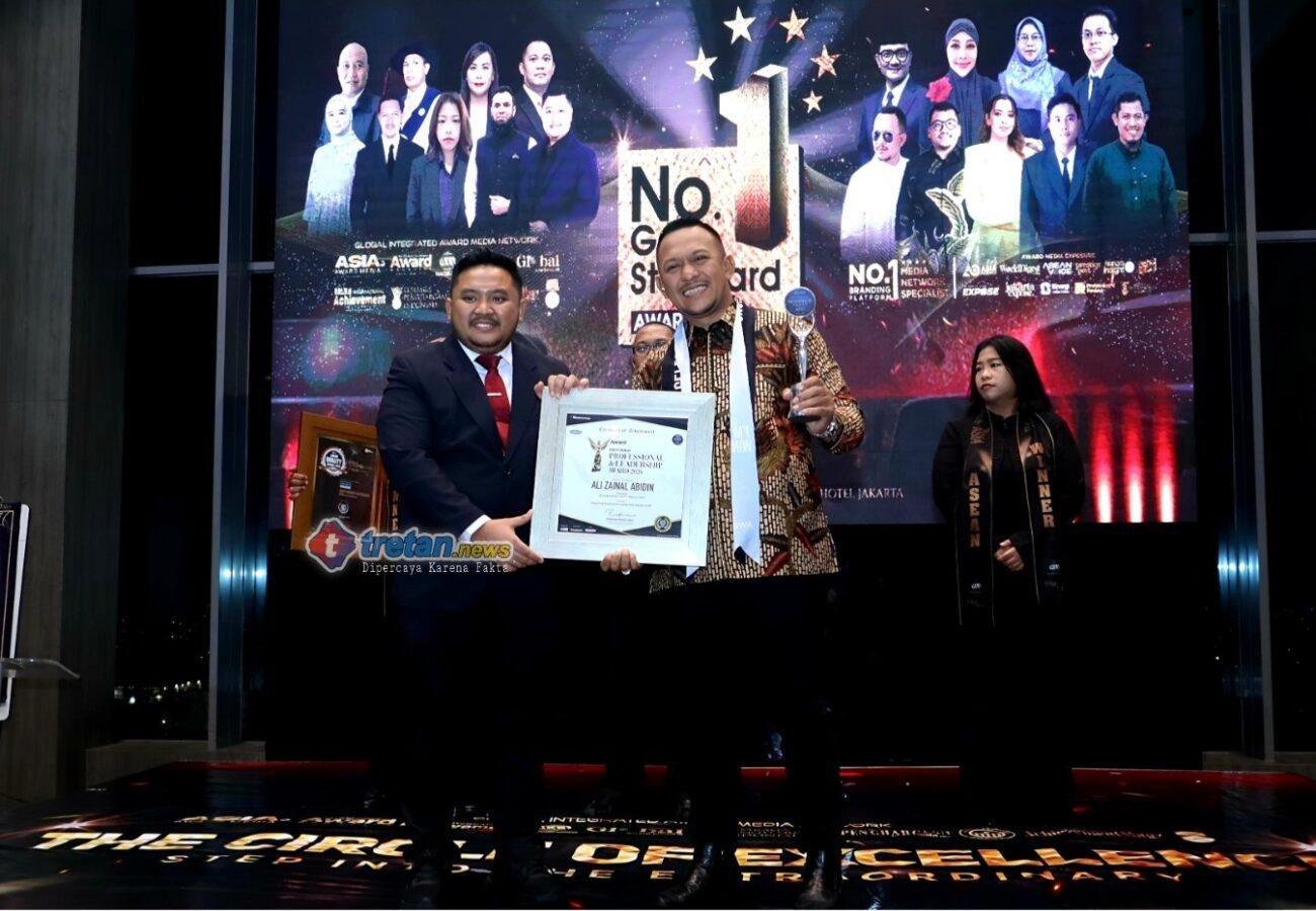 Ali Zainal Abidin menerima penghargaan Asia Award Magazine 2026