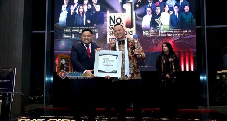 Ali Zainal Abidin menerima penghargaan Asia Award Magazine 2026