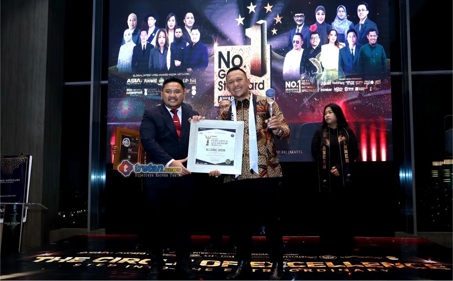 Ali Zainal Abidin menerima penghargaan Asia Award Magazine 2026