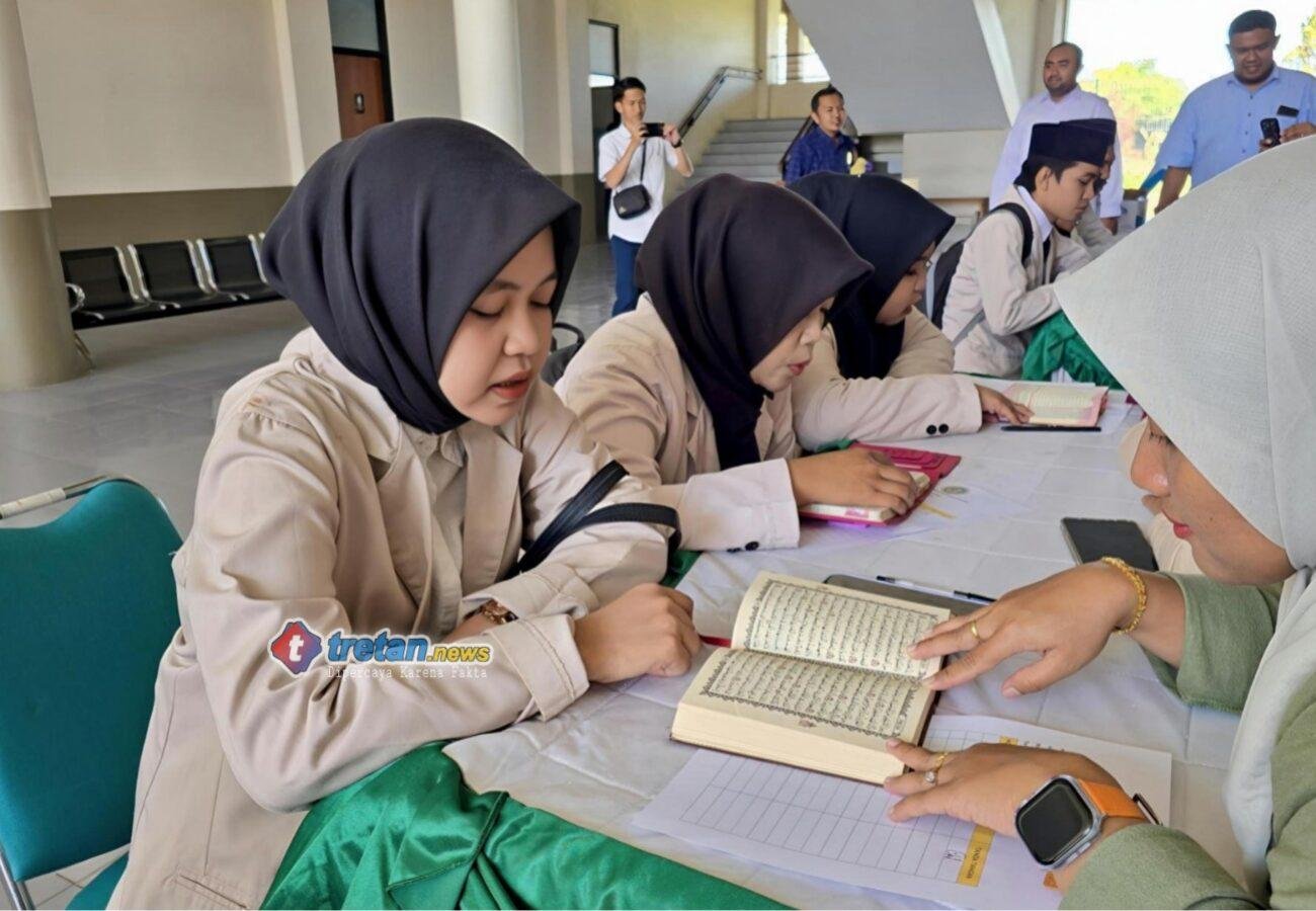 Calon wisudawan UNIBA Madura mengikuti Tes Ngaji sebelum yudisium