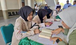 calon-wisudawan-uniba-madura-wajib-lulus-tes-ngaji Calon wisudawan UNIBA Madura mengikuti Tes Ngaji sebelum yudisium