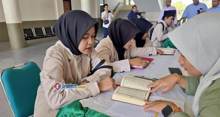 Calon wisudawan UNIBA Madura mengikuti Tes Ngaji sebelum yudisium