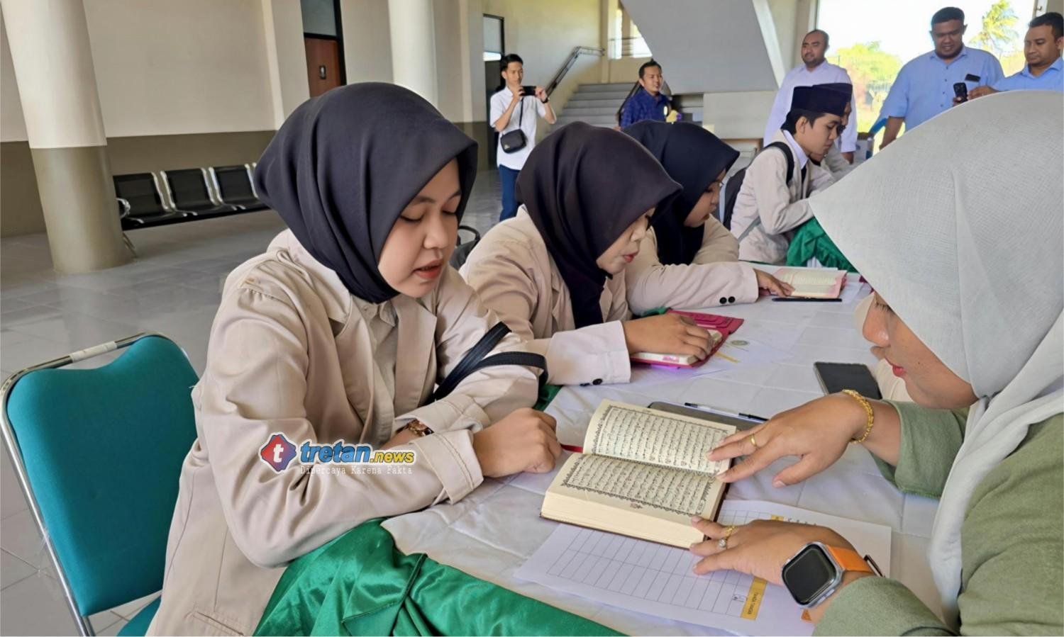 Calon wisudawan UNIBA Madura mengikuti Tes Ngaji sebelum yudisium