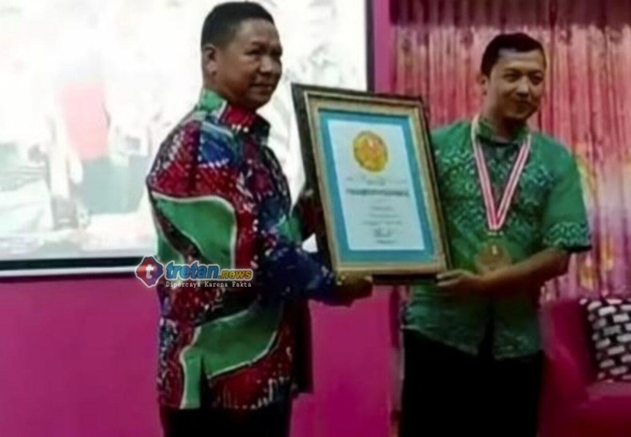 Yudi Ananta menerima penghargaan Hari Sales Sedunia dari LEPRID