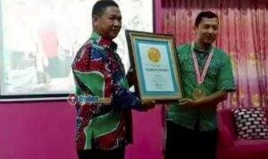 Yudi Ananta menerima penghargaan Hari Sales Sedunia dari LEPRID