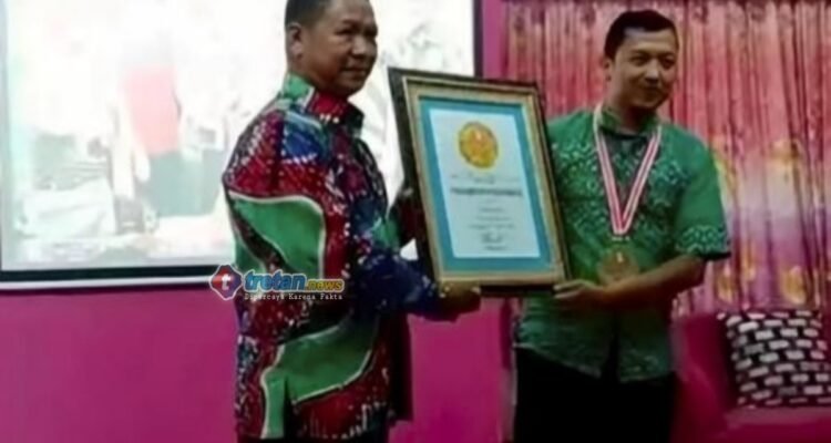 Yudi Ananta menerima penghargaan Hari Sales Sedunia dari LEPRID