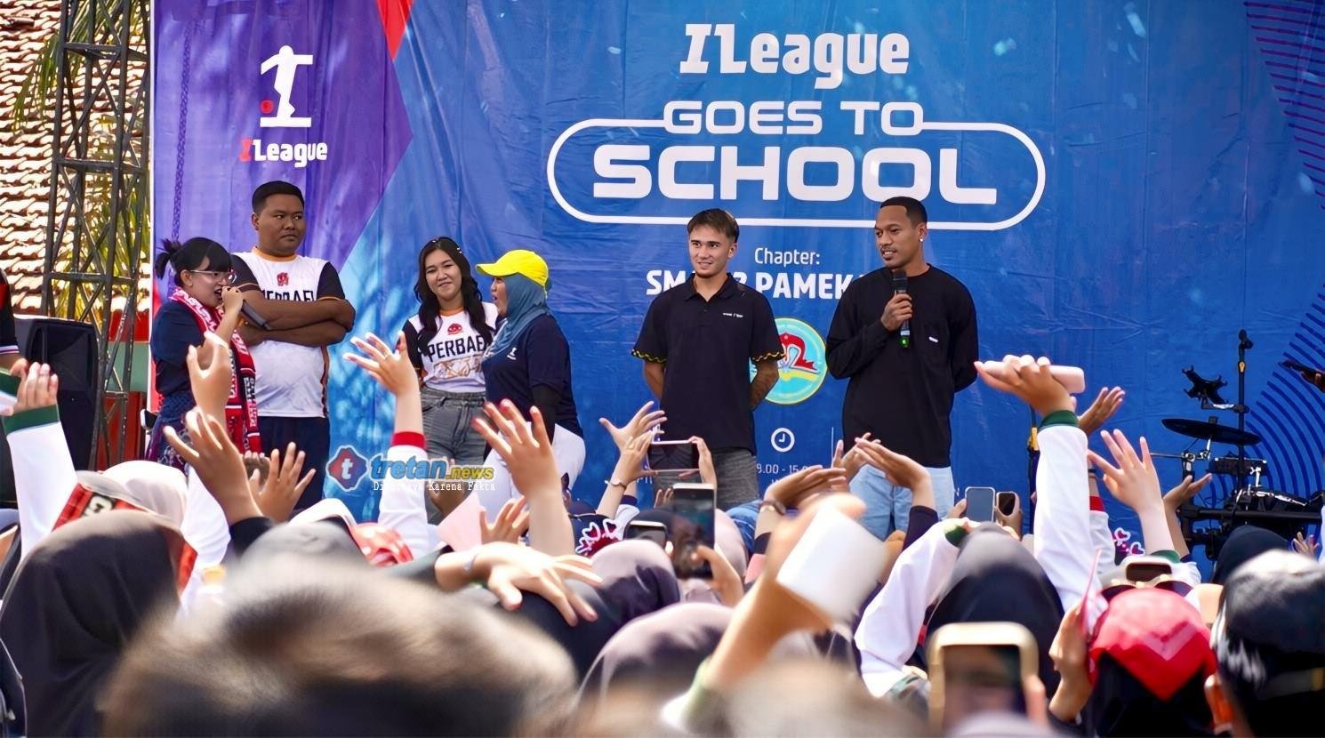 Siswa Pamekasan bertemu pemain Madura United dalam I-League Goes to School