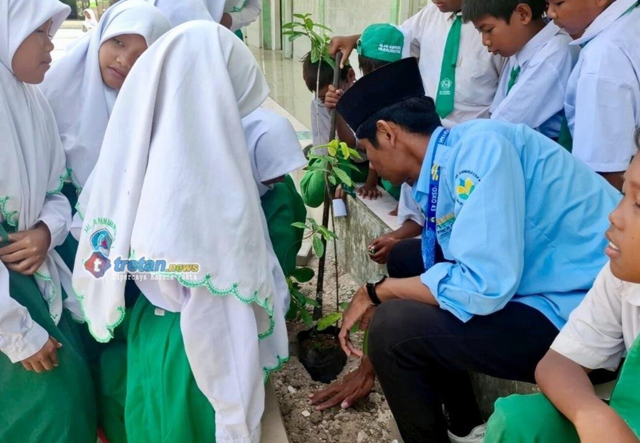 Mahasiswa KKN Annuqayah Posko 43 menanam pohon bersama siswa MIS Annibros I