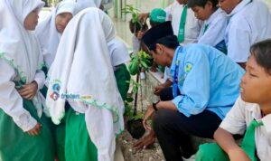Mahasiswa KKN Annuqayah Posko 43 menanam pohon bersama siswa MIS Annibros I
