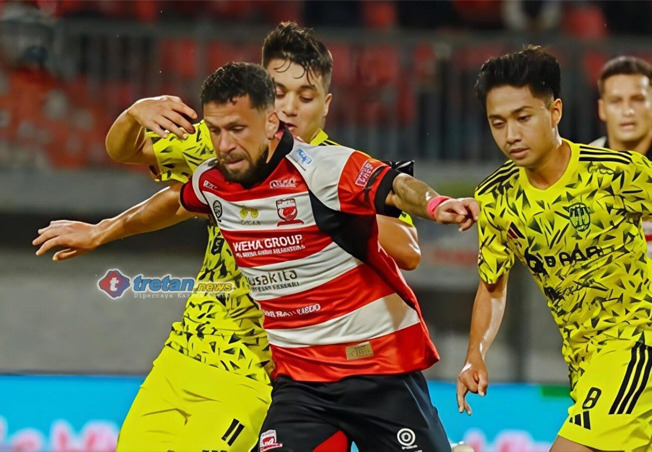 Madura United merayakan kemenangan atas PSIM Yogyakarta di Super League