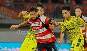 Madura United merayakan kemenangan atas PSIM Yogyakarta di Super League
