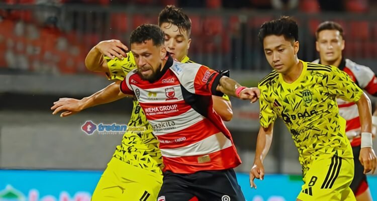 Madura United merayakan kemenangan atas PSIM Yogyakarta di Super League