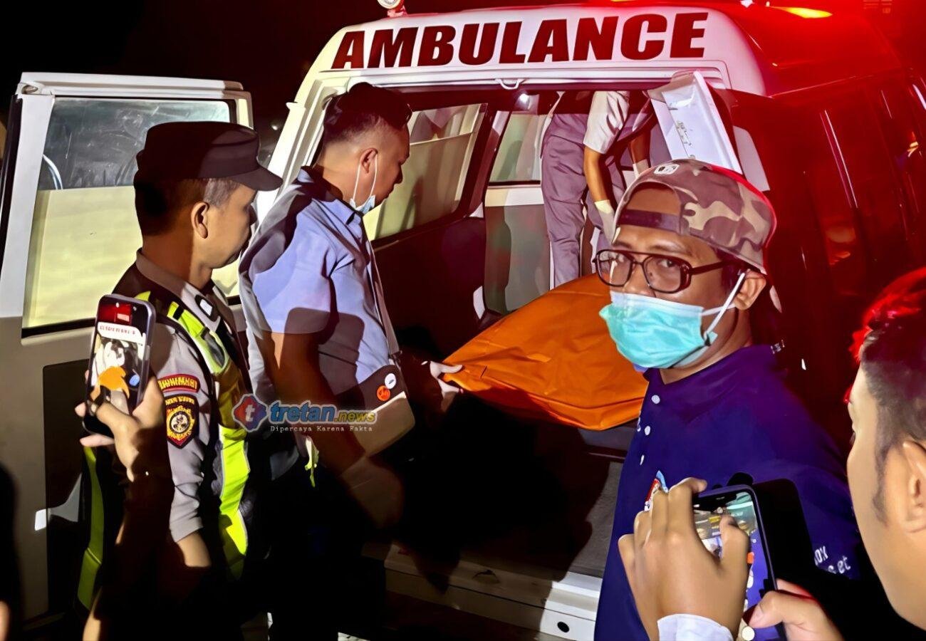 Petugas menangani penemuan mayat di Pantai Pakandangan Barat Sumenep