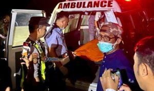 mayat-ditemukan-pantai-pakandangan-barat-sumenep Petugas menangani penemuan mayat di Pantai Pakandangan Barat Sumenep
