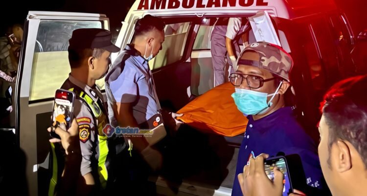 Petugas menangani penemuan mayat di Pantai Pakandangan Barat Sumenep
