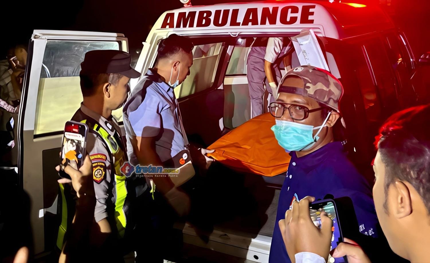 Petugas menangani penemuan mayat di Pantai Pakandangan Barat Sumenep
