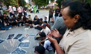 pfi-surabaya-doa-lima-jurnalis-hilang-taman-apsari PFI Surabaya gelar doa bersama untuk lima jurnalis yang hilang