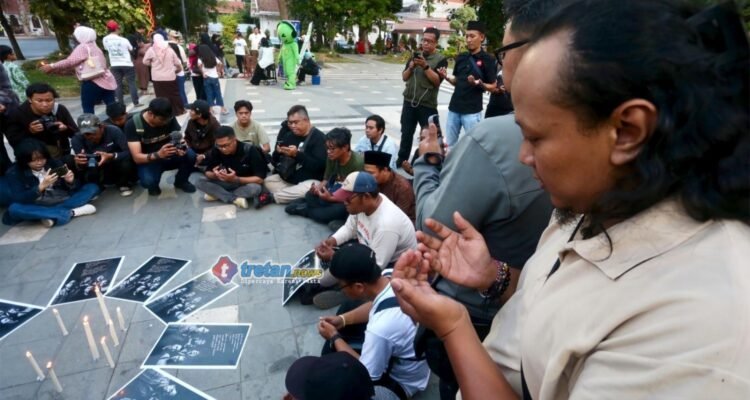 PFI Surabaya gelar doa bersama untuk lima jurnalis yang hilang