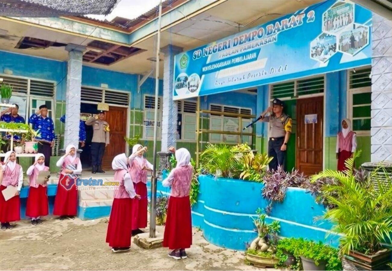 Personel Polres Pamekasan menjadi pembina dalam polisi masuk sekolah