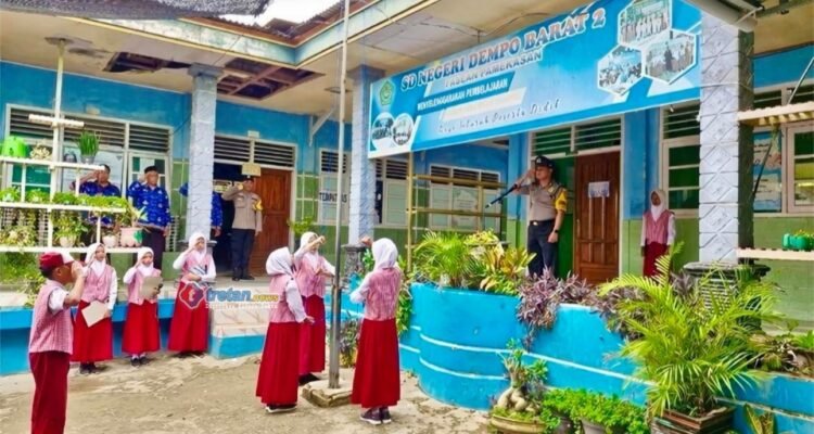 Personel Polres Pamekasan menjadi pembina dalam polisi masuk sekolah