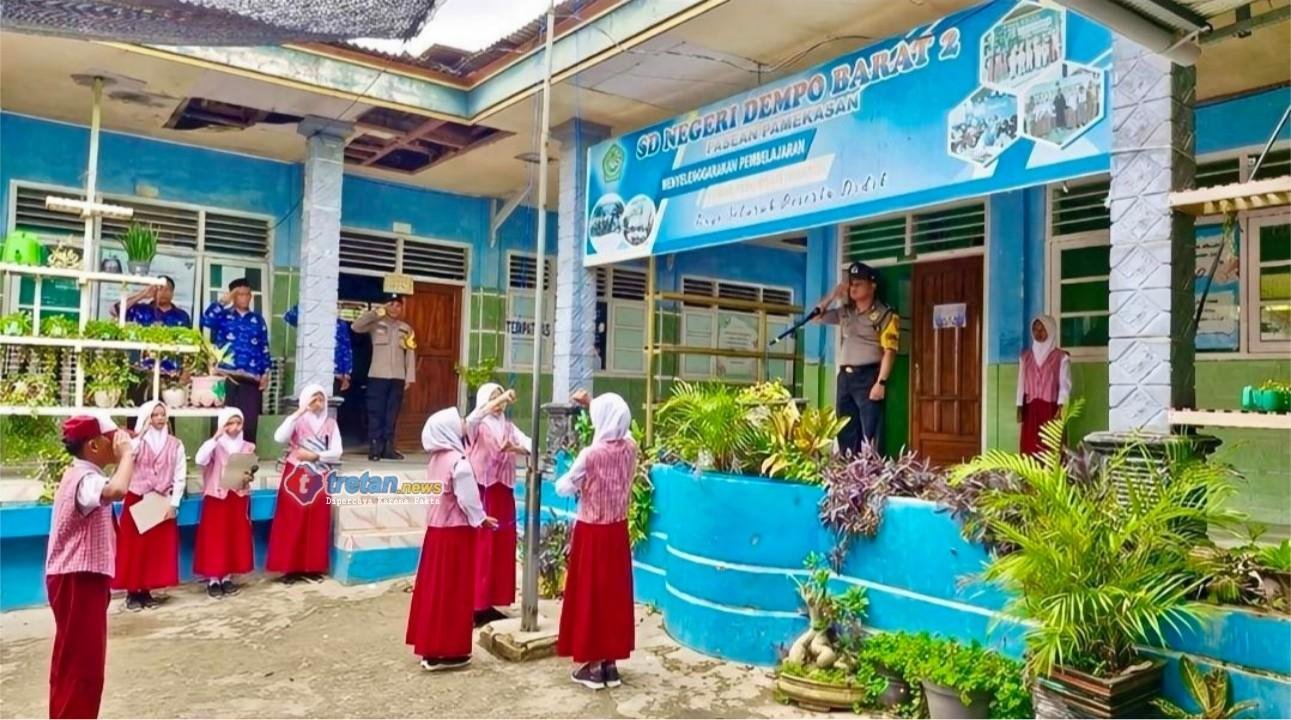 Personel Polres Pamekasan menjadi pembina dalam polisi masuk sekolah