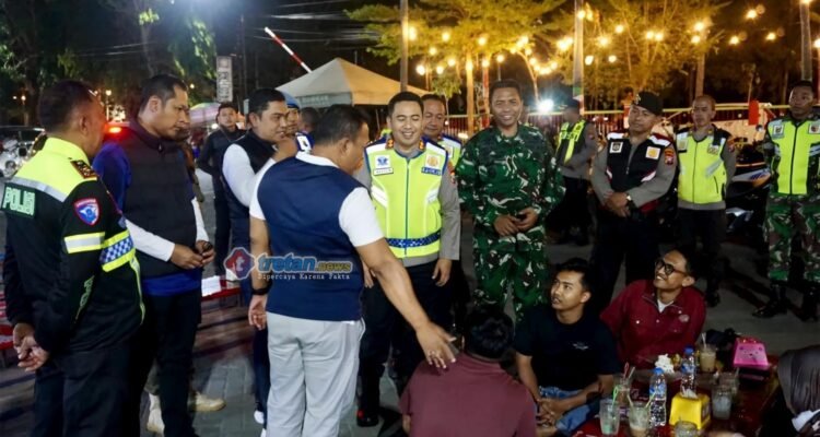 Polres Pamekasan bersama Forkopimda menggelar patroli skala besar