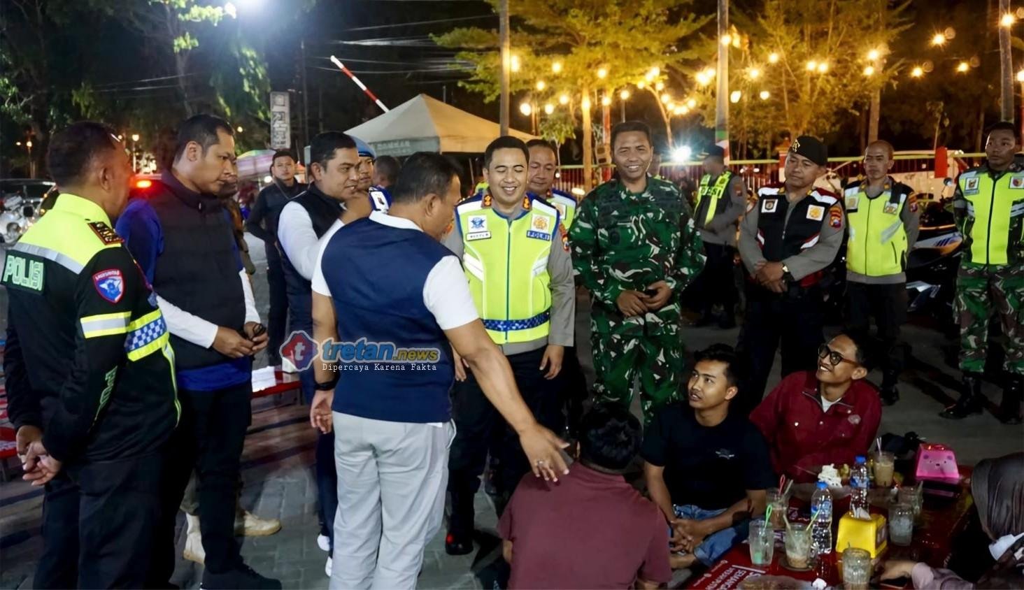 Polres Pamekasan bersama Forkopimda menggelar patroli skala besar