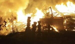 Dua rumah warga Desa Banyukapah, Kedungdung, Sampang terbakar pada Rabu malam. Tidak ada korban jiwa dalam kejadian tersebut.(Mam)