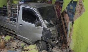 Pikap Tabrak Rumah di Sampang