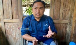 Karyawan hotel di Madura mengenakan pakaian khas untuk melestarikan budaya lokal.