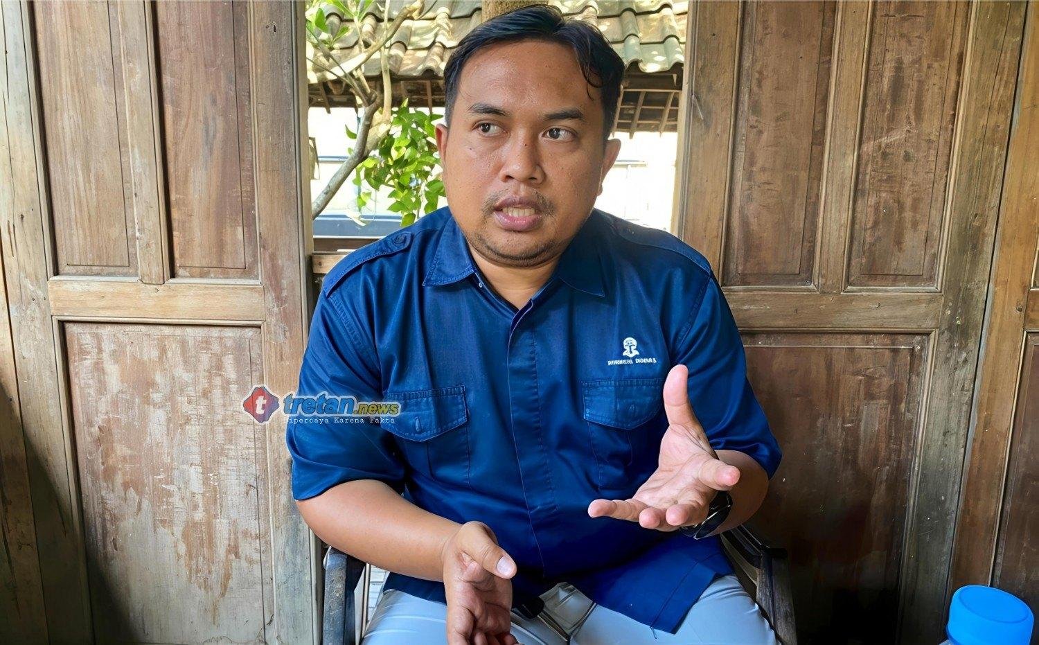 Karyawan hotel di Madura mengenakan pakaian khas untuk melestarikan budaya lokal.
