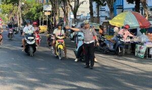 Polisi Bersama Masyarakat, Kasat Lantas Polres Sampang AKP Sulaiman Turun Langsung Atur Lalu Lintas Pagi