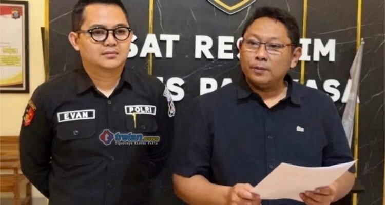 Kasatreskrim Polres Pamekasan memberikan keterangan kepada wartawan