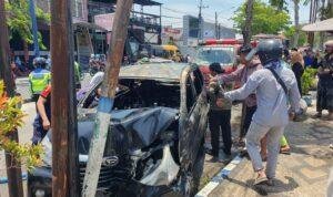Dua Orang Luka-luka dalam Insiden Mobil Xenia Terbakar di Sampang