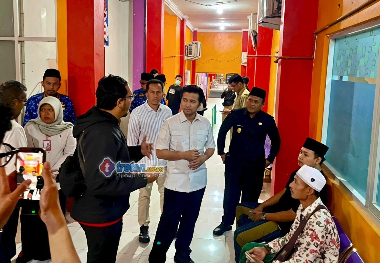 Emil Dardak dan Sukriyanto meninjau pelayanan RSUD Mohammad Noer
