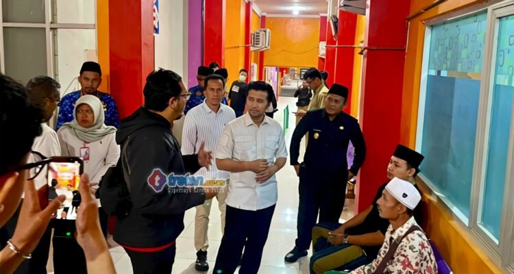 Emil Dardak dan Sukriyanto meninjau pelayanan RSUD Mohammad Noer