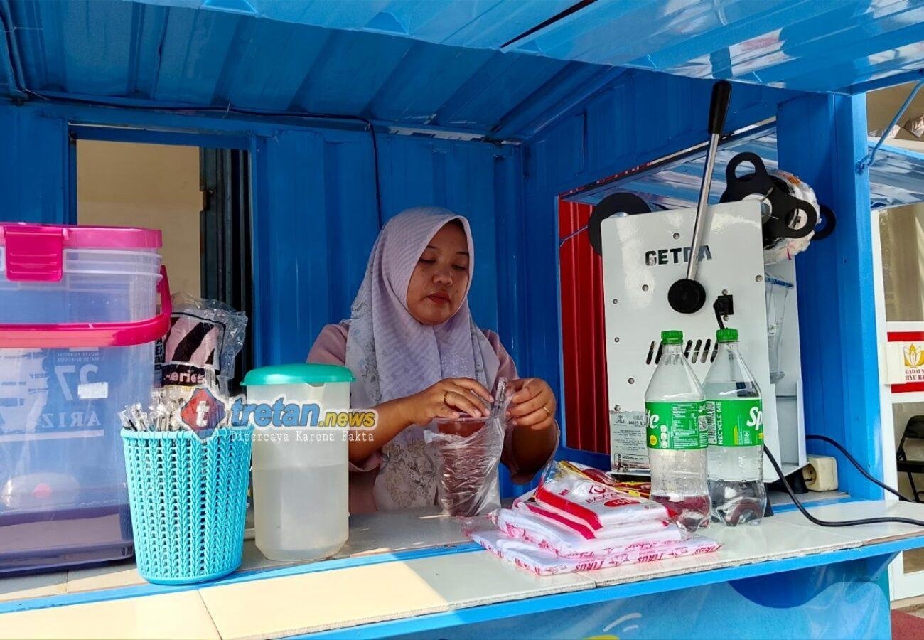 Eni Nova menjalankan Kedai Biru Onty setelah menerima bantuan usaha G25 Indonesia