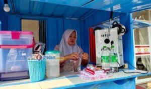 Eni Nova menjalankan Kedai Biru Onty setelah menerima bantuan usaha G25 Indonesia