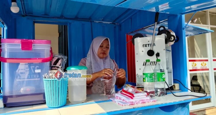 Eni Nova menjalankan Kedai Biru Onty setelah menerima bantuan usaha G25 Indonesia