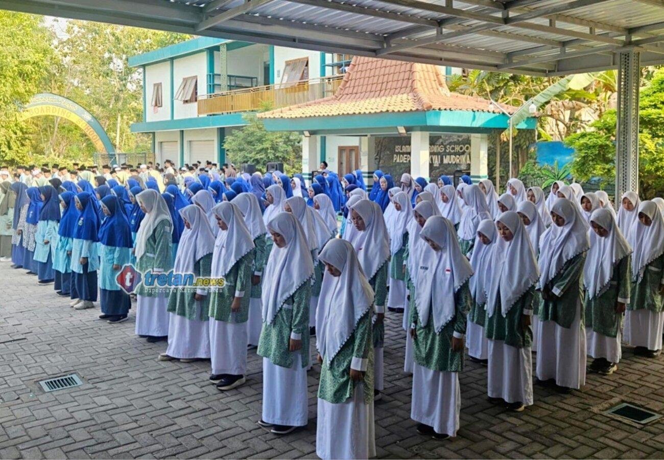 Santri MTs MA Kyai Mudrikah mengikuti upacara Hari Kesaktian Pancasila