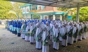 Santri MTs MA Kyai Mudrikah mengikuti upacara Hari Kesaktian Pancasila