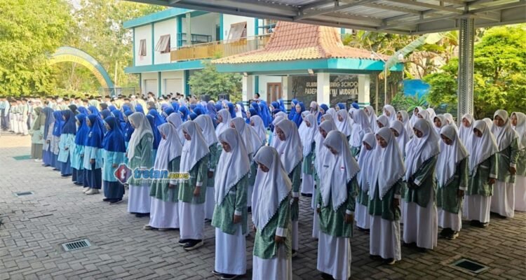 Santri MTs MA Kyai Mudrikah mengikuti upacara Hari Kesaktian Pancasila