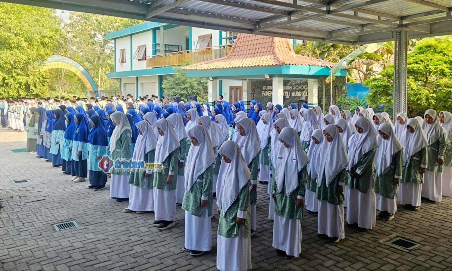 Santri MTs MA Kyai Mudrikah mengikuti upacara Hari Kesaktian Pancasila