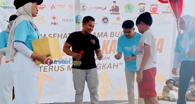 Ketua PWI Pamekasan Hairul Anam menghadiri senam sehat HUT ke-37 Radio Karimata