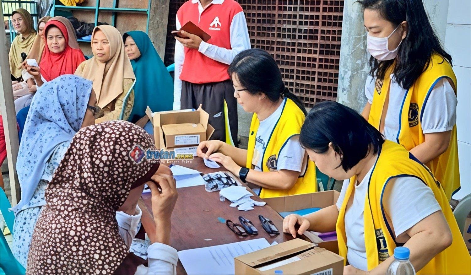 Kegiatan bakti sosial pemeriksaan mata dan kesehatan gigi Lions Club Surabaya Patria di Wonokromo