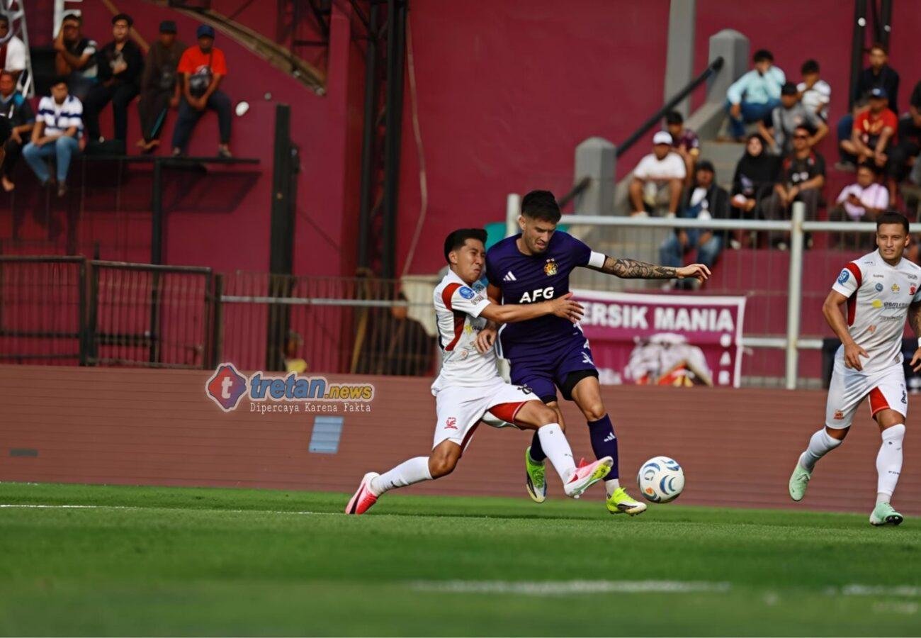 Pemain Madura United berjuang menghadapi Persik Kediri dalam laga Super League 2026/2027